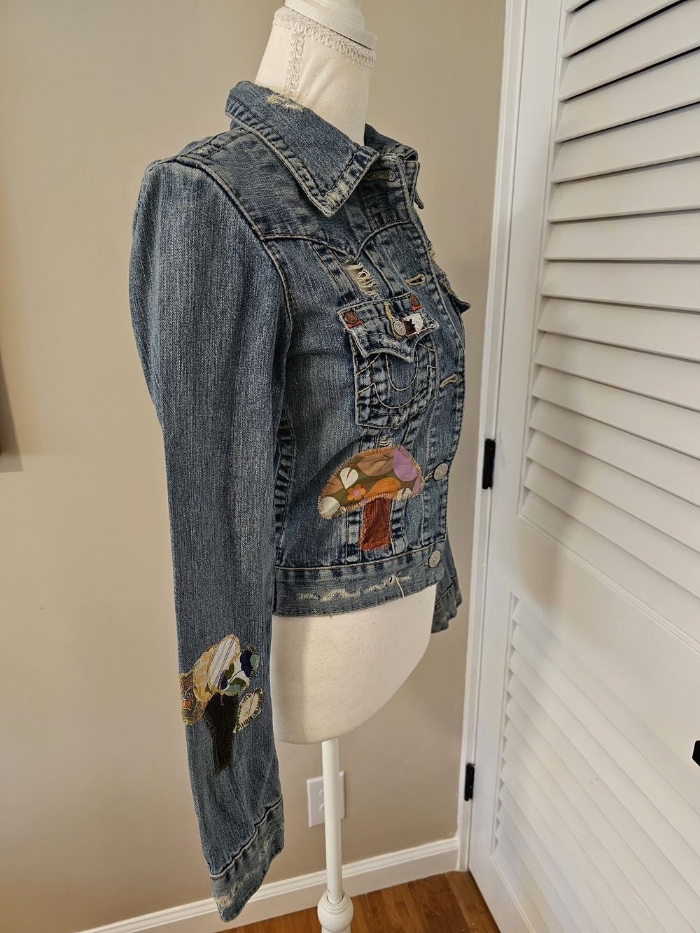 π RARE TRUE RELIGION "SUN BACK" ASHBURY DENIM JACKET πβοΈVintage Y2K β’ Size S - Picture 3 of 10